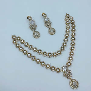 Ensemble collier et boucles d'oreilles pour femme JeweleMarket, design floral classique avec cristaux et pierres en strass, plaqué or, bijoux fins - Product Image 1