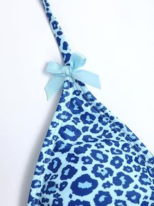 Conjunto de bikini con estampado de leopardo azul para mujer, top triangular con cuello pronunciado, parte inferior con lazo lateral, elastano, poliéster elástico - Product Image 6