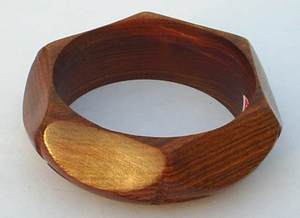 Bijoux en bois artisanaux haut de gamme avec bracelets en bois et décoration en laiton, finition lisse, style Sangria, Craft Emporium - Product Image 4