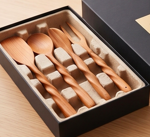 Ensemble de couverts en bois poli à la main avec poignées torsadées, design minimaliste, pour la cuisine, la table et l'hôtellerie - Product Image 4