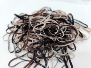 Élastiques à cheveux ronds en TPU Uniband, couleur chocolat, élastiques de haute qualité, écologiques, unisexes, fabriqués en Corée, pour un usage quotidien, décontractés, emballés dans un sac OPP. - Product Image 3