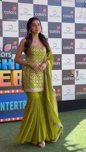 Ensemble Sharara en Faux Georgette Lourd avec Broderies Fil et Paillettes et Latkan Dori, Entièrement Cousu, Tenue de Fête - Product Image 4