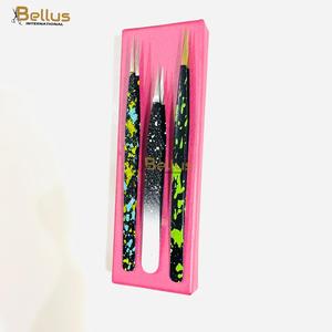 Pince à épiler Bellus International Premium noire à pointe fine, avec embout lisse et poignée diamantée, en acier inoxydable, outil de beauté pour les cils - Product Image 1