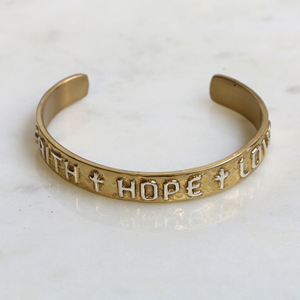 กำไลข้อมือทองเหลืองทำมือพร้อมคำสลัก ศรัทธา ความหวัง ความรัก แรงบันดาลใจจากทองและเงิน ของขวัญทางศาสนาสำหรับเธอ - Product Image 2