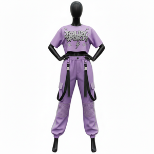 Ensemble jogging femme en molleton coton polyester 320 GSM, couleur lilas, avec panneaux cargo latéraux, sangle et logo thermocollé en strass. - Product Image 6