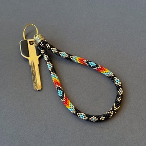 WE HERE EXPORTS Cadena de Muñeca Hecha a Mano para Mujer con Perlas de Imitación, Diseño de Llave Colorida, Soporte Duradero para Anillos, Uso Diario - Product Image 4