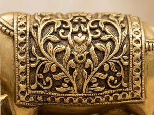 Ídolo de Latón Kamdhenu de Vaca y Ternero, Hecho a Mano con Diseño Floral, Decoración Espiritual para Puja, Adorno para Templo en Casa, Regalo - Product Image 5