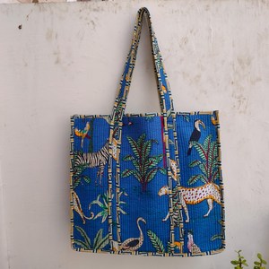 Sac fourre-tout matelassé en coton fait main pour femme, avec fermeture éclair, motif imprimé indigo bleu, thème jungle safari, sac à bandoulière écologique - Product Image 1
