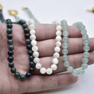 Collier en nacre naturelle, délicat, avec perles blanches et fermoir doré, bijou élégant pour tous les jours, cadeau artisanal pour elle - Product Image 6