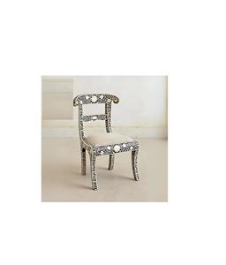 Elegante Silla de Resina con Incrustaciones de Hueso que Exhibe Motivos Intrincados, Asiento de Alta Gama para Interiores de Diseño - Product Image 3