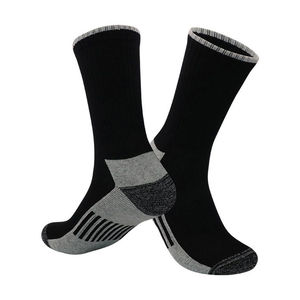 Chaussettes noires et roses pour hommes, chaussettes de sport respirantes en polyester et élasthanne, style décontracté d'été, chaussettes de style régulier - Product Image 5
