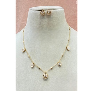 Ensemble collier et boucles d'oreilles en or plaqué or, aspect pierre, véritable Kundan, collection pour femmes, idéal pour les mariages et les fêtes. - Product Image 1
