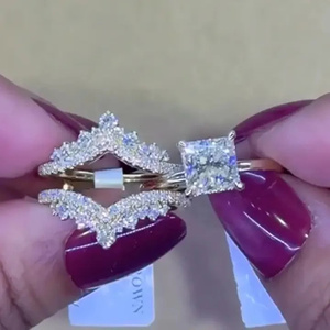 Anillo de Compromiso de Moissanita 925 con Corte Redondo de 2.0 Quilates y Anillo de Boda Chapado en Oro Amarillo con Pavé de Eternidad Completa - Product Image 6