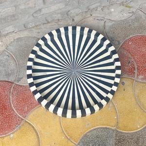 Plateau rond en bois artisanal Art Déco avec incrustations de nacre, motif feuilles, plateau de service décoratif, provenance Inde - Product Image 2