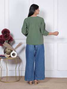 Haut court tendance pour femme en organza brodé vert sauge, col en V et détails boutonnés, idéal pour les jeans, 100 % coton - Product Image 3