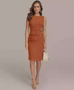 Abito tubino con collo gioiello senza maniche da Donna con dettaglio ferramenta | Donna Karan New York - Product Image 1