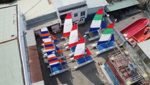 Bateau à voile 16, bateau de plaisance vibrant pour les aventures sportives sur les rivières et les lacs, plusieurs couleurs, 509L x 274,3W x 0H cm, matériau composite - Product Image 3