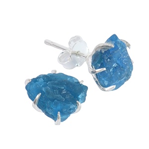 Pendientes de tuerca de apatita natural azul neón con engaste de garra de plata de ley 925, joyería fina de moda de forma libre - Product Image 1