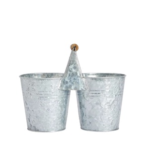 Charmant ensemble de jardinière en métal galvanisé avec design suspendu pour une décoration intérieure ou extérieure élégante - Product Image 1