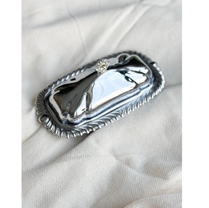 Mantequillera de cobre pulido de diseño asequible y elegante con asa, ideal para servir mantequilla y queso en la mesa de comedor a diario. - Product Image 3