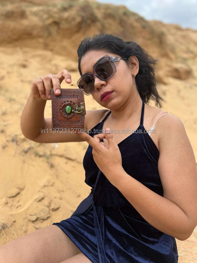 สีน้ำตาล