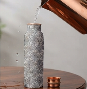 Elegante Botella de Agua de Cobre con Estampado Gris y un Toque Premium para Hidratación Diaria, Viajes, Gimnasio y Hogar - Product Image 5