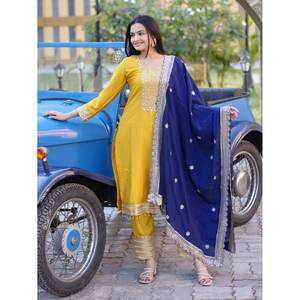 Traje de Chinon Bordado de Diseñador con Bordado de Lentejuelas, Ropa India y Pakistaní - Product Image 3