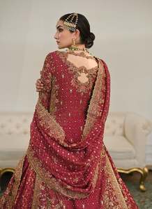 Conjunto de Lehenga Choli nupcial pakistaní rojo con bordado pesado de cuentas, escote festoneado, espalda ilusoria y bordado de gasa hasta el suelo. - Product Image 3