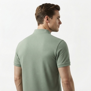เสื้อโปโลผู้ชายสีเขียวเซจ คอจีน ผ้าถักเนื้อแน่น แห้งเร็ว สำหรับเสื้อเชิ้ตแขนสั้น ชุดกีฬา กอล์ฟ ชุดทำงาน รับผลิตแบบ OEM ODM - Product Image 3