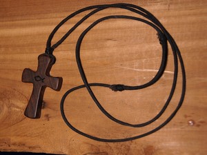 Llaveros de madera con cruz y grabado de corazón, hechos a mano, regalo religioso para decoración de bodas, artesanía para mesa. - Product Image 5