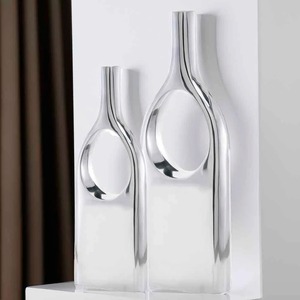 Vase en laiton argenté en forme de bouteille, parfait pour une décoration élégante de la maison, la mise en valeur de la table du salon et comme centre de table pour les événements. - Product Image 6