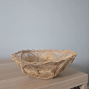 Cesta de pan tejida a mano de diseño, perfecta para servir pan, uso en mesas de restaurante y exhibición decorativa en comidas, procedente de la India. - Product Image 1