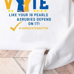 Sudadera personalizada VOTE blanca para mujer, con estampado gráfico de la hermandad griega Sigma Gamma Rho, cuello redondo, estilo casual, de forro polar. - Product Image 6