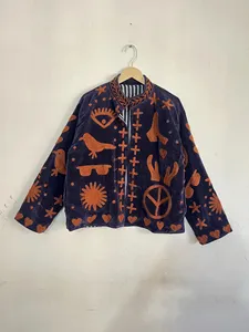 Chaqueta de Terciopelo Morado Oscuro Personalizada para Mujer, con Bordado a Mano de Signo de Paz y Motivo de Ojo, Abrigo Retro de Invierno - Product Image 2
