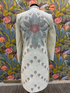 Traje de novio con cuello mandarín, tela Divine Touch, color crema, Sherwani de alta densidad con codificación de hilos múltiples. - Product Image 5