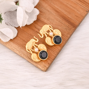 Boucles d'oreilles pendantes en onyx noir naturel et perle, plaquées or, en laiton, bijoux faits à la main pour femmes - Product Image 3