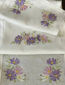 Chemin de table brodé vintage personnalisable, motif floral Cosmos coloré, en lin blanc, ourlet festonné, lavable, pour hôtel et décoration intérieure - Product Image 2