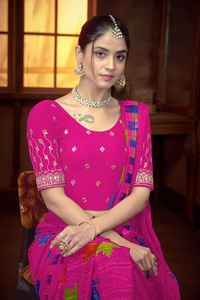 Blusa de un solo hombro de georgette de color liso, estilo tradicional, para uso casual, morada, elegante, ideal para bodas, para personas a la vanguardia de la moda. - Product Image 3