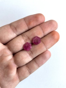 Hexágono de rubí de Mozambique de 5,06 quilates, piedra de corte facetado de 2 piezas, calidad superior calentada para fabricación de joyería fina, piedras preciosas naturales - Product Image 6