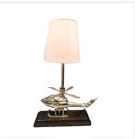 Figurine décorative microphone vintage en laiton avec base rectangulaire en bois, style traditionnel, pour décoration de table, maison, salon