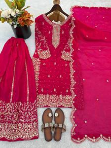 Ensemble Kurti Sharara brodé avec dupatta – Tenue ethnique de créateur pour femme, richement ornée de Zari, idéale pour les mariages et les fêtes - Product Image 4