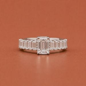 Anillo de Compromiso y Boda de Lujo en Plata S925 con Moissanita Esmeralda y Diamantes Redondos con Halo Oculto - Product Image 1