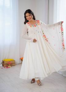 Presentando la nueva colección de diseñadores en tejido georgette sintético con bordados, conjunto de vestido y dupatta completamente cosido, listo para usar. - Product Image 2