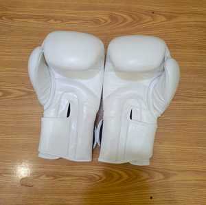 Guantes de Boxeo de 10oz al por Mayor, de Cuero Genuino Blanco, con Correa de Muñeca Ajustable, Impresión en Relieve, Personalizables con Logotipo Boxing Worrier - Product Image 4