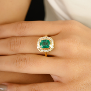 Bague de fiançailles haut de gamme en or jaune véritable 18 carats avec émeraude sertie clos et halo de diamants, personnalisable, fabricant de bijoux en gros - Product Image 4