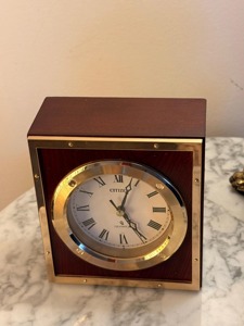 Reloj de Escritorio de Madera Optimum Citizen Square con Números Romanos, Movimiento de Cuarzo, Diseño Tradicional, Funciona con Batería - Product Image 3