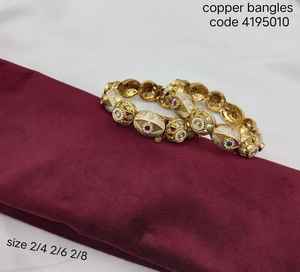 Ensemble de bracelets traditionnels pour femmes en cuivre gravé doré, ornés de pierres vertes et bordeaux, idéal pour les mariages et les occasions festives - Product Image 1