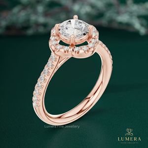 Anillo de Compromiso de Oro Rosa con Halo de Flores Festoneadas y Banda Pavé, Diamante Brillante Cultivado en Laboratorio, Anillo de Boda de Lujo - Product Image 4