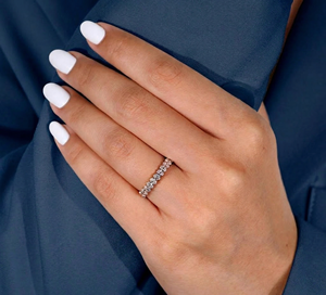 Bague en or blanc 14 carats avec diamant de laboratoire, alliance minimaliste, ovale brillant 0,58 carat, demi-éternité - Product Image 6