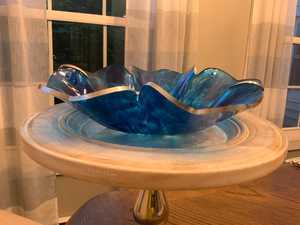 Cuenco contemporáneo de resina epoxi – Adorno artístico para mesa - Product Image 2
